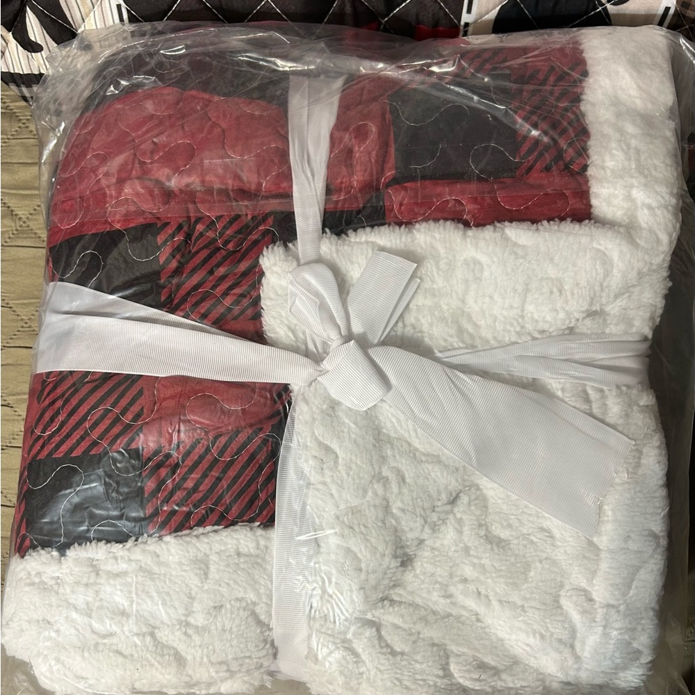 Lodge Life quilted tote bag & Virah Bella Quilted Sherpa Throw - Picture 11 of 13